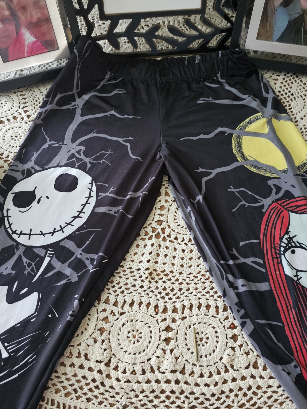 Nightmare-Themed Leggings in Black and Red Size M(127)